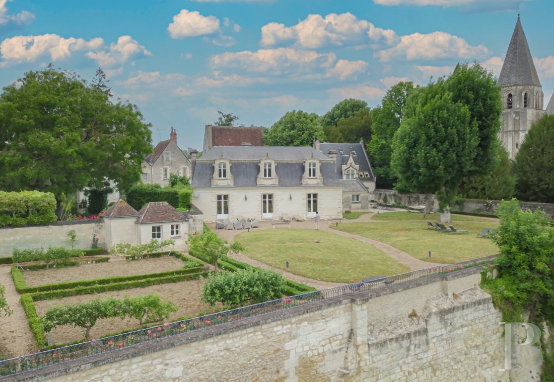 A 19th century patrician house on the ramparts of Loches, to the south-east of Tours - photo  n°2